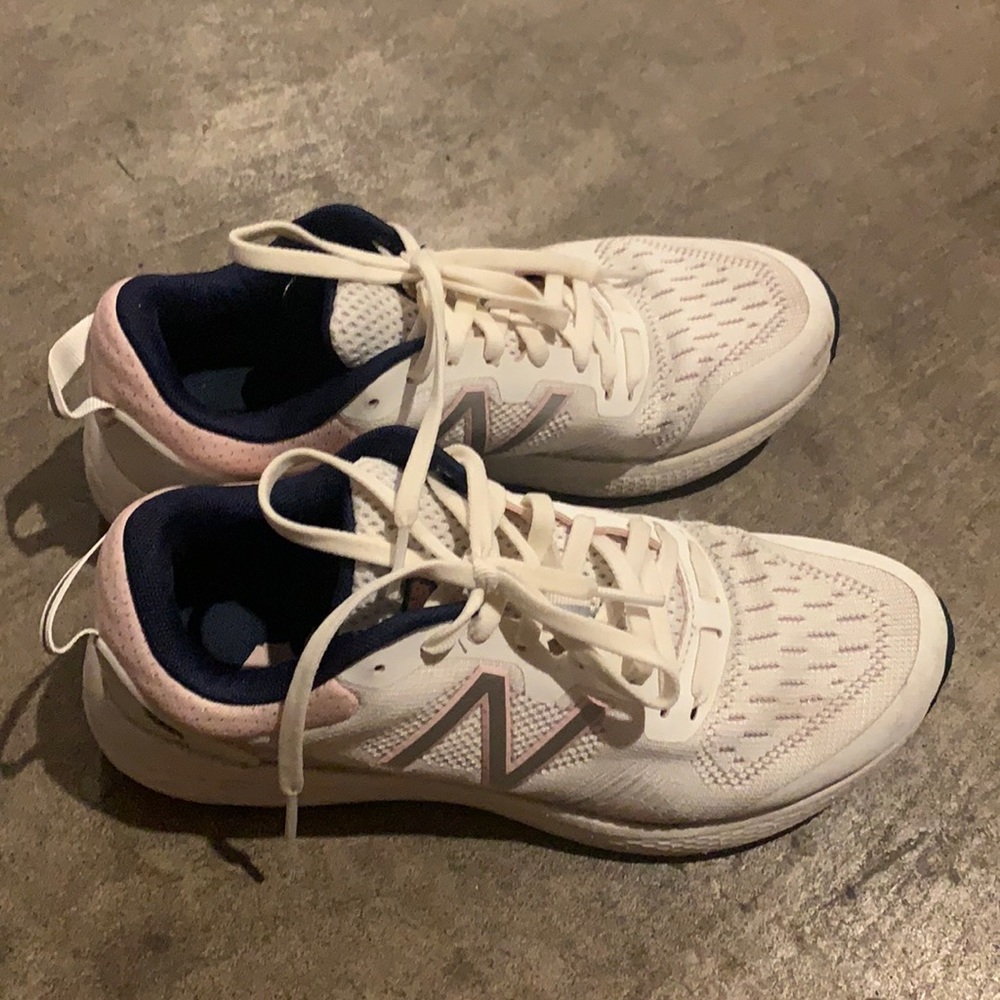 WOMENS NEW BALANCE FRESH FOAM SNEAKER